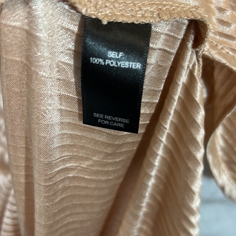 BKE Boutique Satin cold shoulder top size Medium - Picture 10 of 16